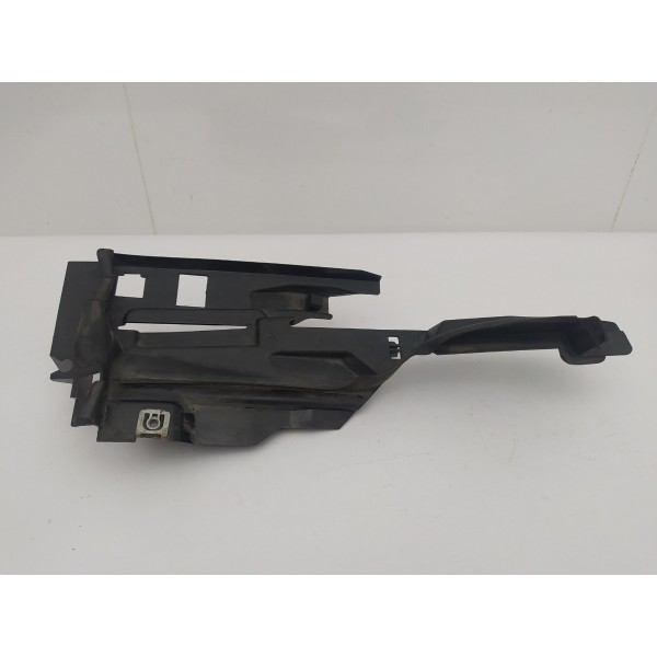 Suporte Guia Churrasqueira Direito Ford Focus 2016